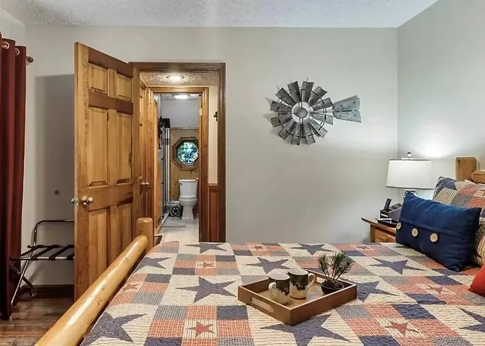 Beary Peaceful Smokies Retreat: Hot-Tub & Pools