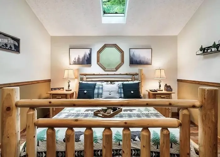 Beary Peaceful Smokies Retreat: Hot-Tub & Pools