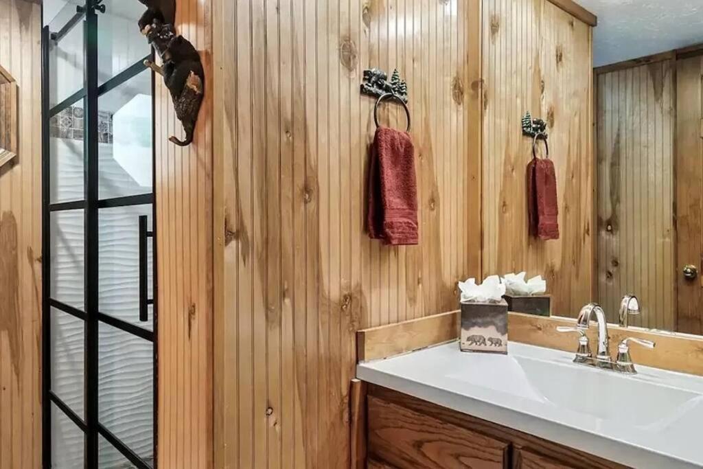 Chalet Beary Peaceful Smokies Retreat: Hot-tub & Pools Pigeon Forge