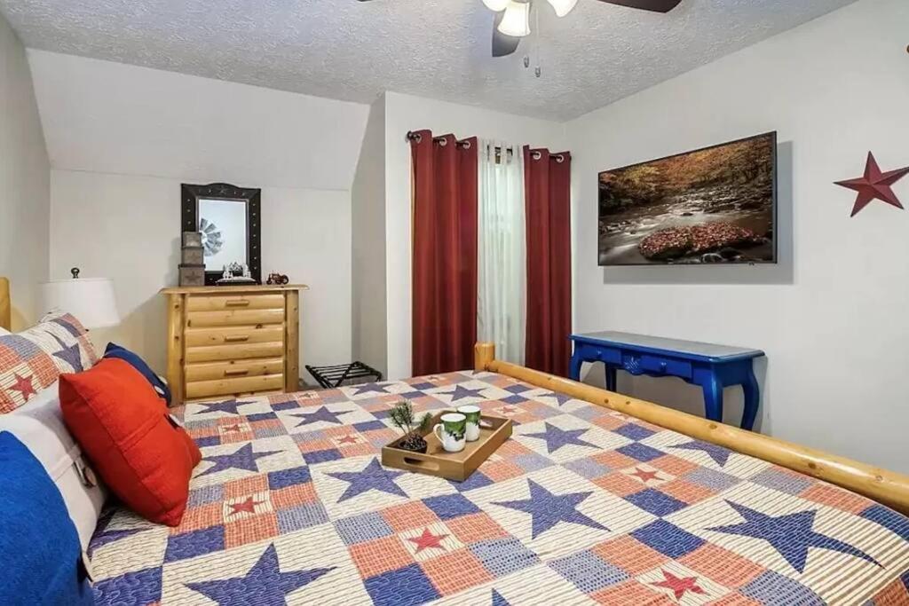 Beary Peaceful Smokies Retreat: Hot-tub & Pools *