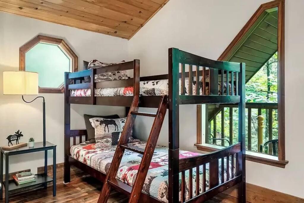 Beary Peaceful Smokies Retreat: Hot-tub & Pools Chalet